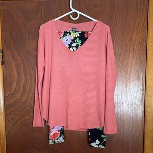 Wild fable women’s size small top
Eevee women’s one size leggings